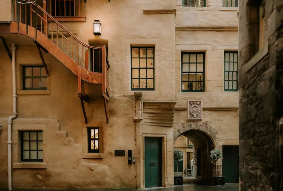 Riddle's Court